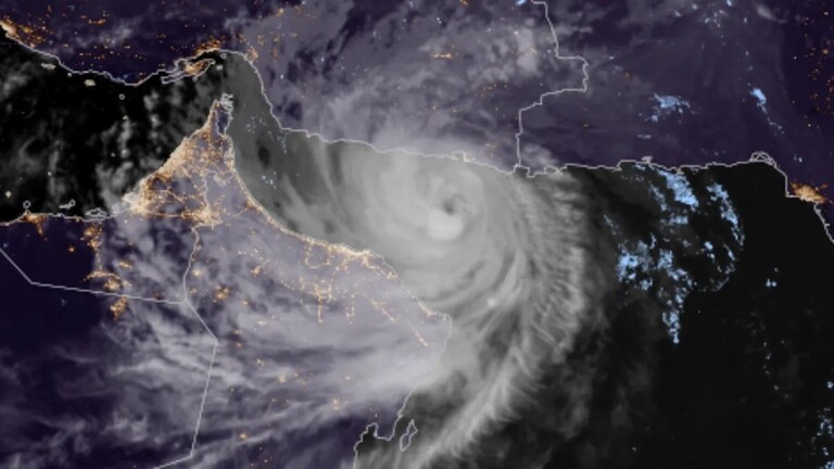 عُمان تفعل خطة الطوارئ وتعلن إجازة لمدة يومين بسبب إعصار شاهين