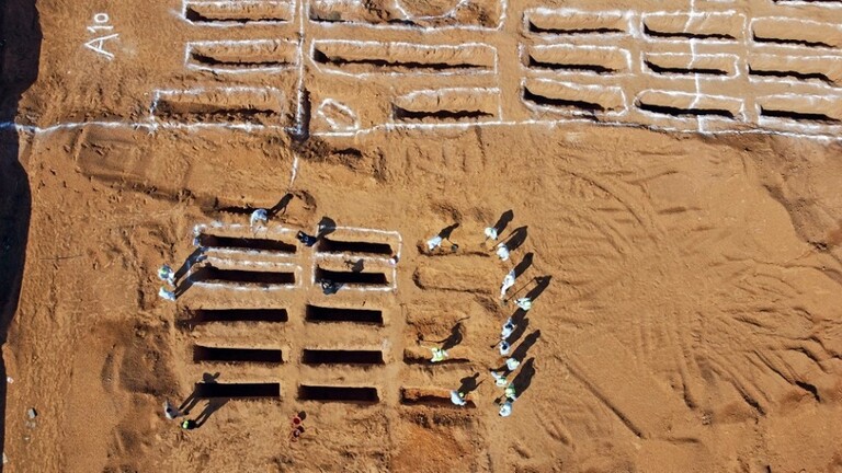 انتشال عشر جثث مجهولة الهوية من مقبرة جماعية جديدة في ليبيا