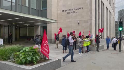 الأطباء البريطانيون يعتصمون أمام كبرى مستشفيات لندن احتجاجاً على تدني الأجور 
