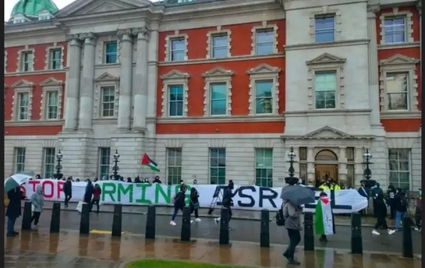 نشطاء يحاصرون وزارة الأعمال البريطانية احتجاجًا على تسليح "إسرائيل"
