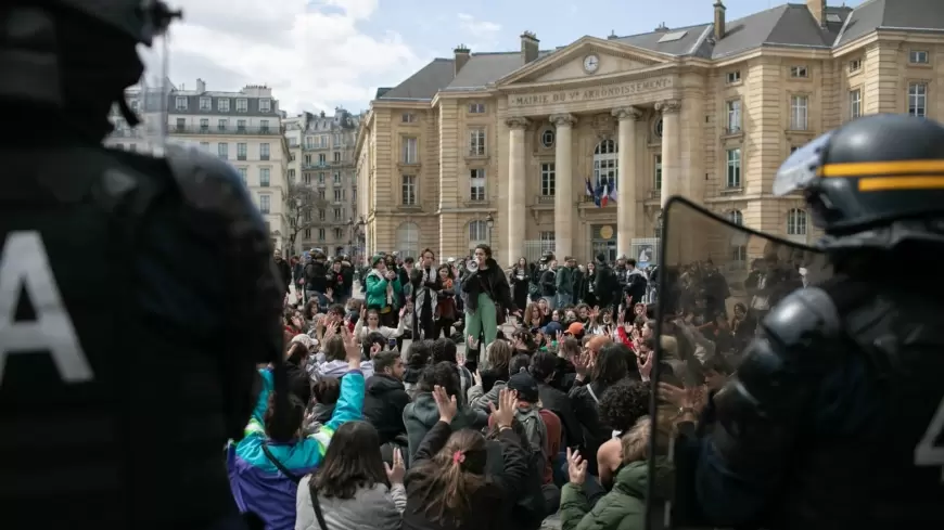 الشرطة الفرنسية تعتدي بالضرب على طلاب محتجين داعمين لغزة