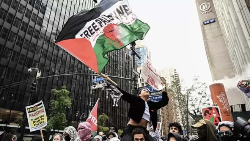 رغم قمع السلطات الأمريكية.. تظاهرة حاشدة في نيويورك دعماً لغزّة وتنديداً بالمجازر الإسرائيلية