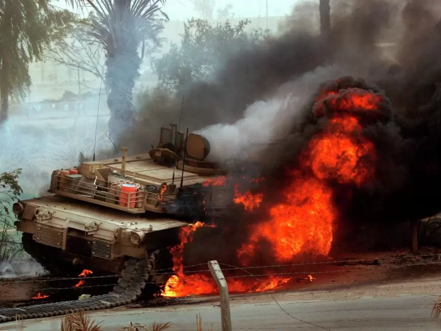 تدمير دبابة ابرامز عند الحدود اليمنية مع السعودية 