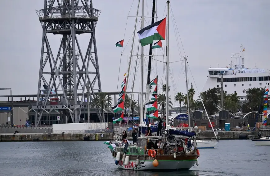 قوات بحرية إسرائيلية تعترض "أسطول الصمود" في عرض المتوسط.. وأشعة الليزر وسلاح موجه في مواجهة ناشطين عُزّل